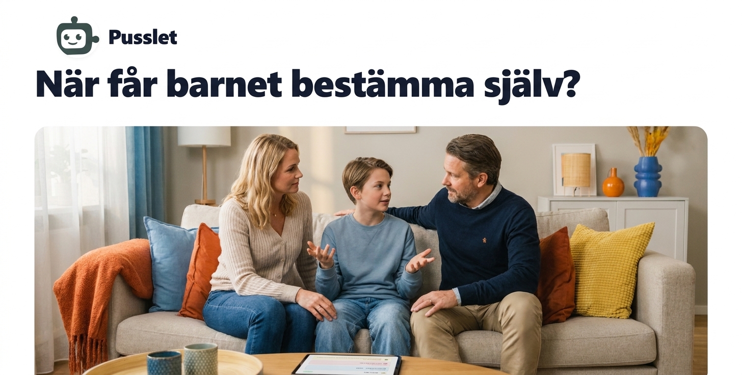 Föräldrar som sitter i en soffa och samtalar med sitt barn om boendesituationen.